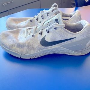 Nike Metcon 4!  Men’s size 9.5. White/silver Pixel pattern. “White Camo”.